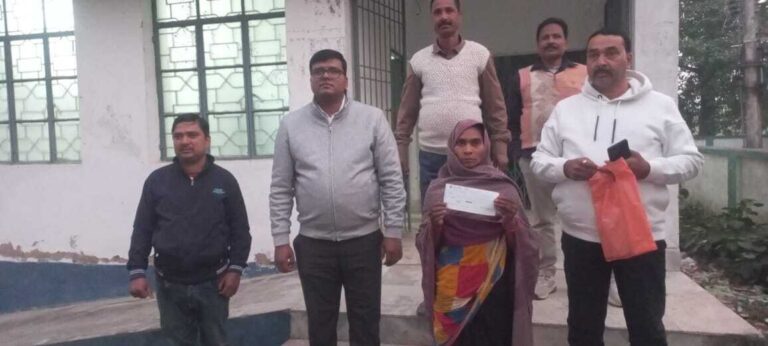 अग्नि पीड़ित परिवार को सीओ ने दिया चेक व राहत समाग्री