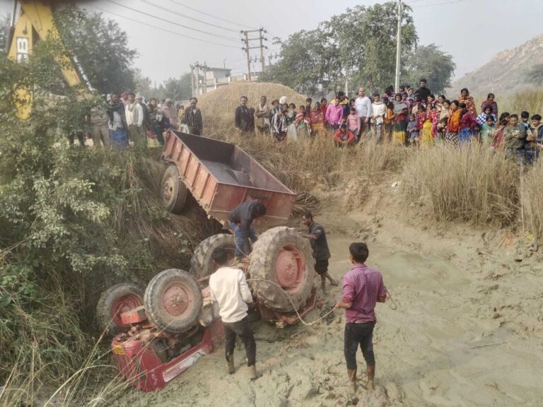ट्रैक्टर गहरी खाई में पलटा, दबकर चालक की हुई मौत