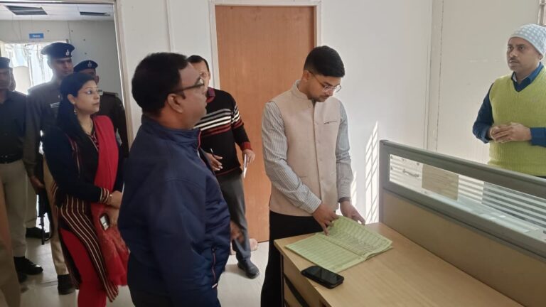 डीएम के निरीक्षण में डीआरसीसी की अव्यवस्था उजागर, प्रबंधक व  जिला योजना पदाधिकारी पर गिरी गाज