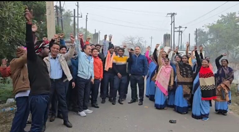 संडे बंद करने के विरोध में कोल कर्मियों ने किया प्रदर्शन