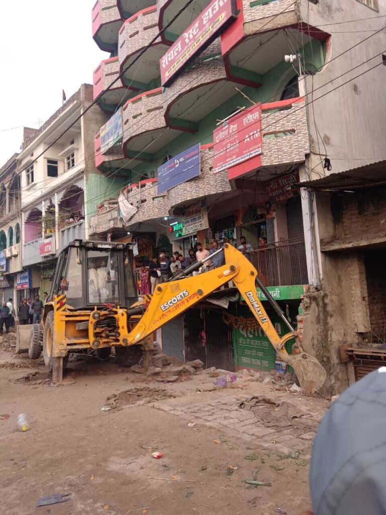 महेशखूंट में चलाया अतिक्रमण हटाओ अभियान, तोड़ी गयी अवैध दुकानें
