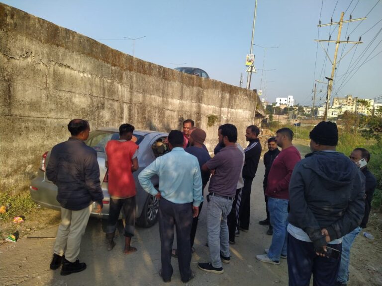 कार का शीशा तोड़ चोरी, चोर हिरासत में