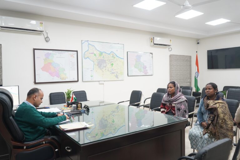 Jamshedpur News : किसी भी आवेदन को लंबित न रखें, समयबद्ध करें कार्रवाई : डीसी
