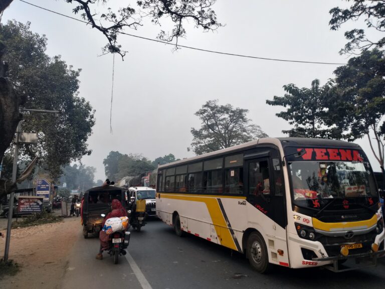 रोजाना घंटों जाम में फंस रहे चालक व राहगीर