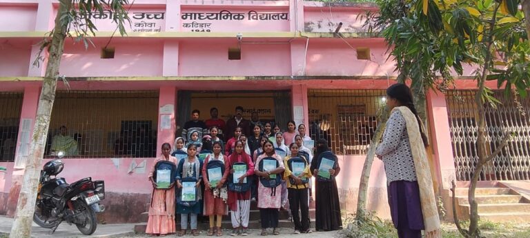 शिक्षा सत्र की बेहतर शुरुआत, छात्रों में बांटे बैग व छह कॉपियां