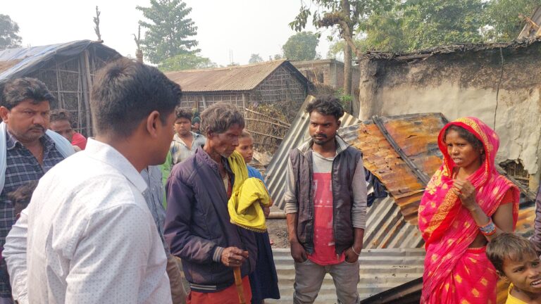 नवटोलिया वार्ड 12 में आग लगने से तीन घर जले