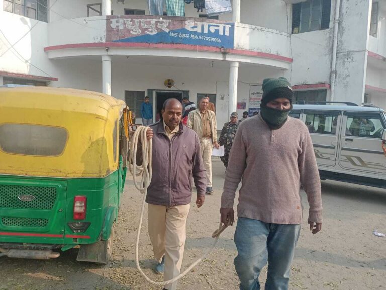 Deoghar news : ब्राउन शुगर का कारोबार करने के आरोप में ऑटो चालक गिरफ्तार, चार नामजद पर प्राथमिकी