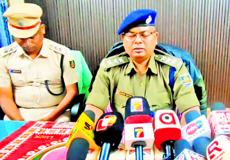 Chaibasa News : जुआ अड्डा पर छापा, एक बोलेरो, 31 बाइक व नकद जब्त, 10 गिरफ्तार