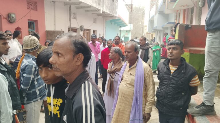 शटरिंग का सामान  लदा  इ-रिक्शा पलटा, मासूम की मौत