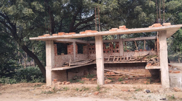 यात्री शेड का निर्माण अधूरा, तीन महीने से ठप है काम