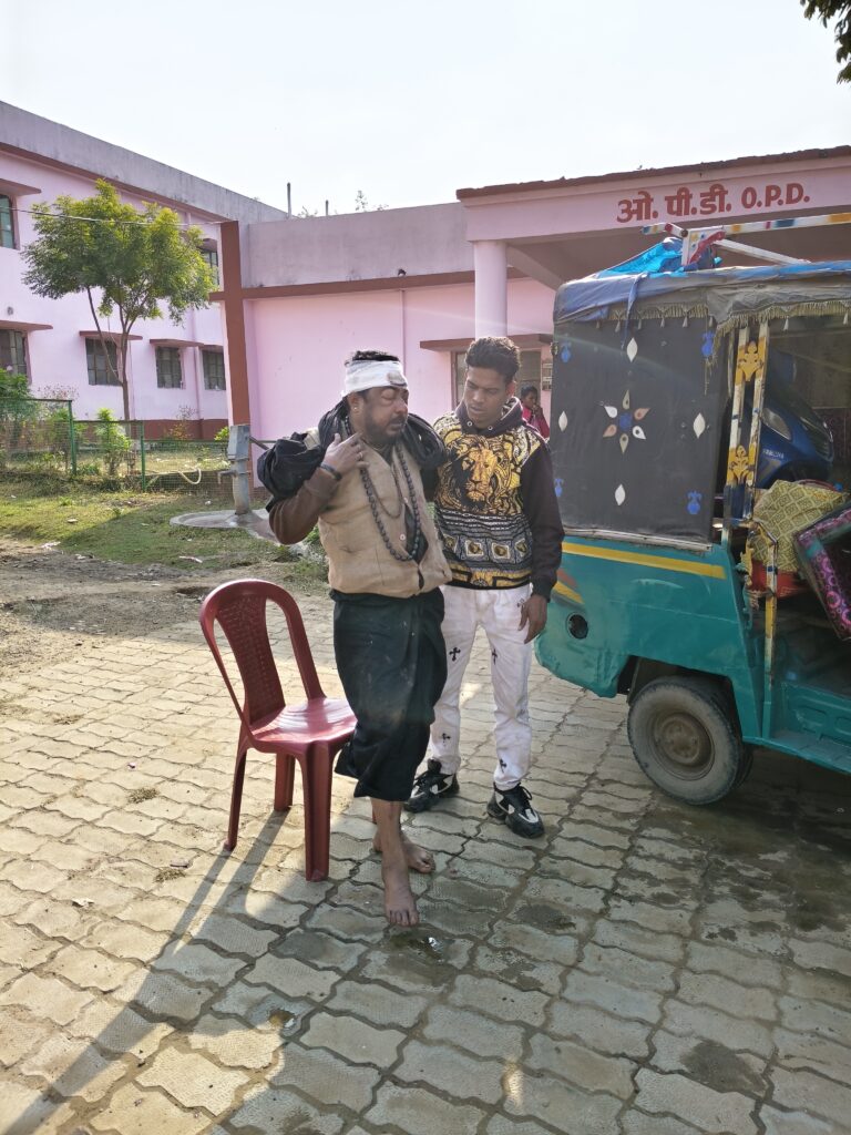 हादसा : डिवाइडर से टकरायी स्कूटी, अधेड़ व्यक्ति घायल