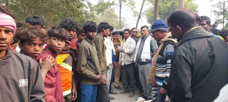 महिला की मौत के बाद हंगामा, आक्रोशित लोगों ने जाम की सड़क