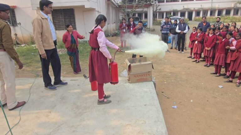 स्कूली बच्चों को आग से सुरक्षा के बताये गये उपाय
