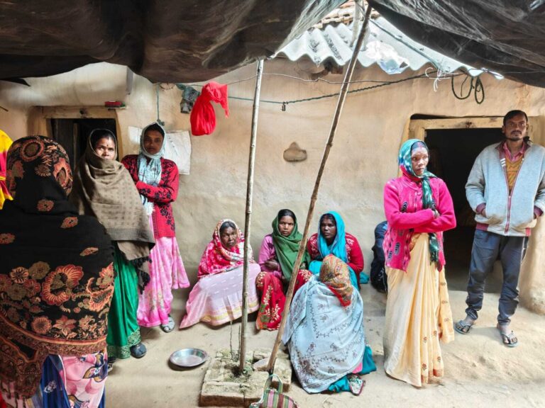 ट्रक की चपेट में आने से दंपति की मौत, बच्चा घायल