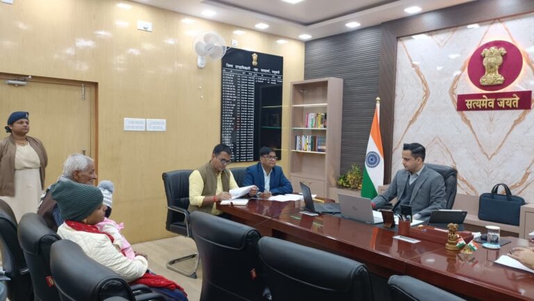 Madhubani News : डीएम के जनता दरबार में 60 लोगों ने ऑनलाइन दर्ज करायी शिकायतें