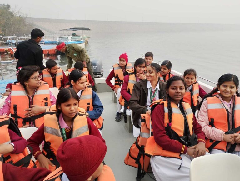 पहला व दूसरा स्थान पाने वाले 15 विद्यार्थियों ने किया दुर्गावती जलाशय का परिभ्रमण
