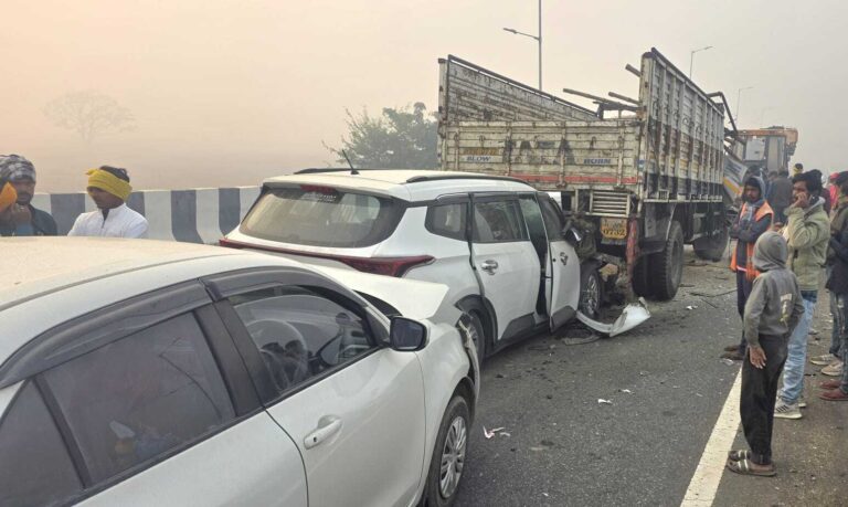 कुहासे के कारण एक दूसरे से चार वाहन टकराये, चालक सहित छह घायल