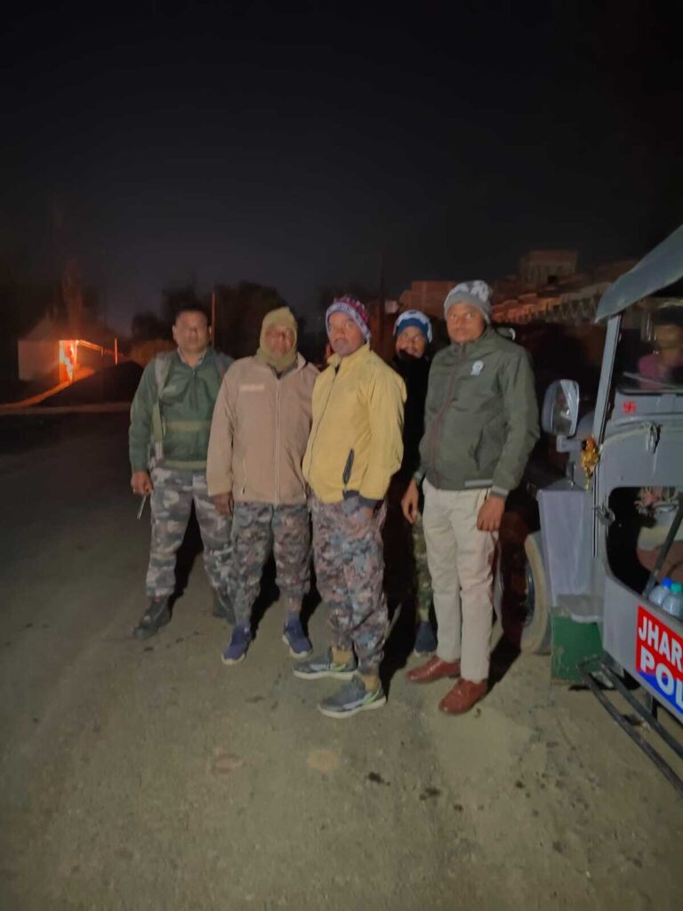 Deoghar news :  बिनोद मंडल हत्याकांड के बाद इलाके में पुलिस कर रही कैंप, आरोपितों की धर पकड़ के लिए छापेमारी जारी