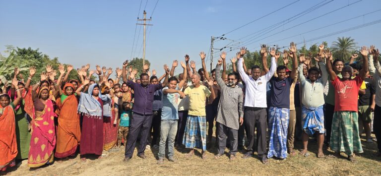 रेलवे के बैरीकेडिंग से आवागमन में असुविधा, ग्रामीणों ने किया प्रदर्शन