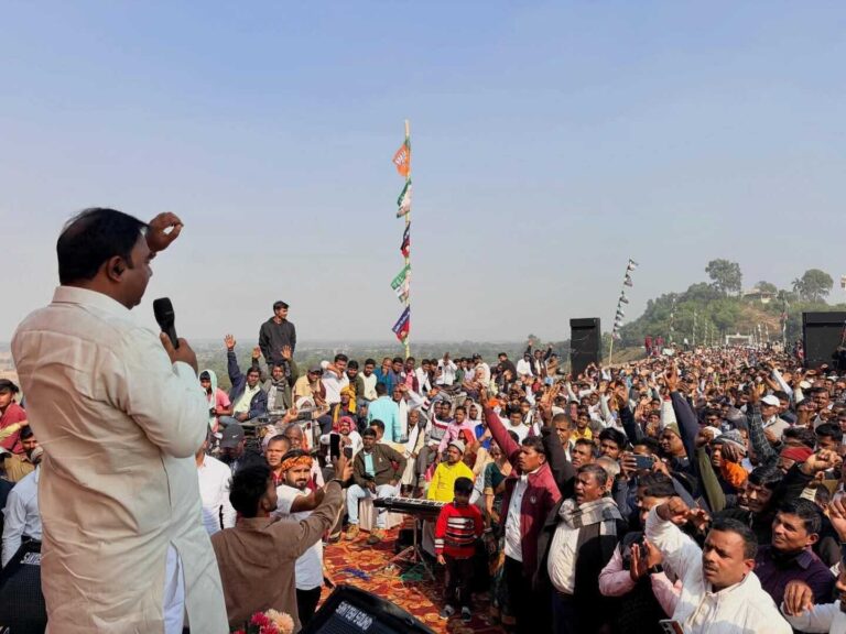 कार्यकर्ता सम्मान समारोह में विधायक ने अंग वस्त्र, डायरी व कलम देकर एनडीए कार्यकर्ताओं को किया सम्मानित