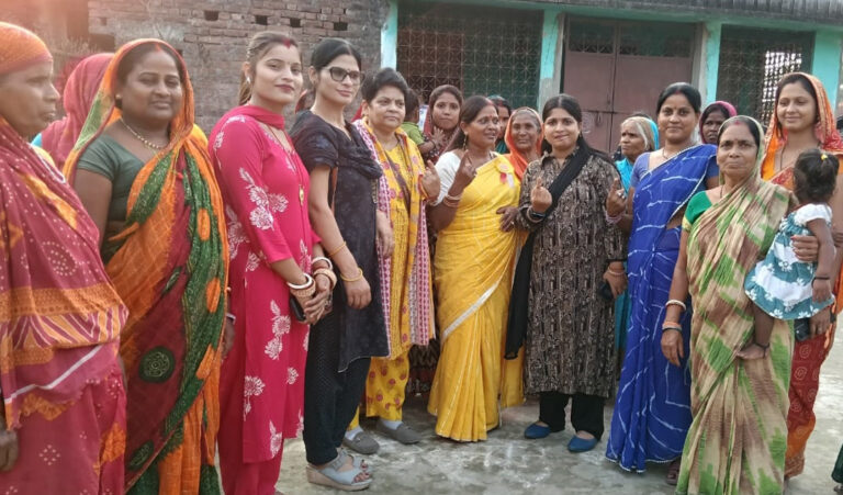 लोगों के बीच पौधा वितरण कर दिया पर्यावरण संरक्षण का संदेश