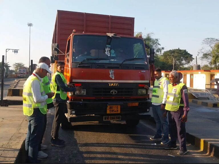 वाहनों पर लगाये जा रहे रेडियम स्टीकर