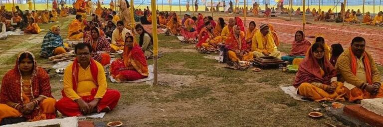 108 कुंडीय गायत्री महायज्ञ में उमड़ रही है श्रद्धालुओं की भीड़, गायत्री मंत्र के उच्चारण से माहौल हुआ भक्तिमय