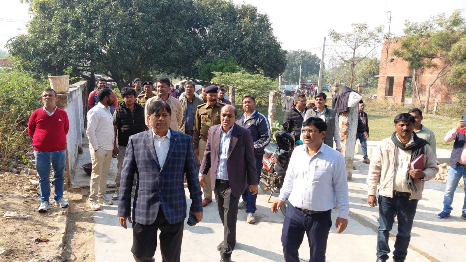 बारिश के मौसम में रेलवे क्वार्टर की छत से टपकता है पानी