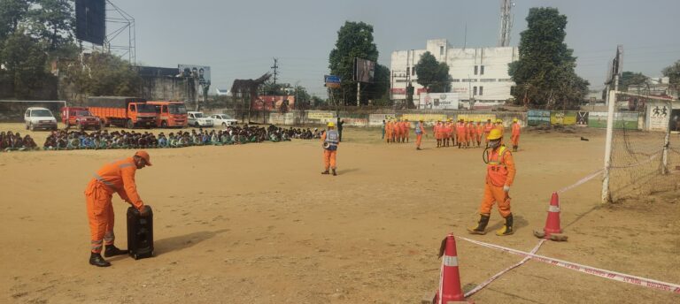 Deoghar news : मॉक ड्रिल के जरिये भूकंप, बाढ़ व वज्रपात से बचाव की दी जानकारी