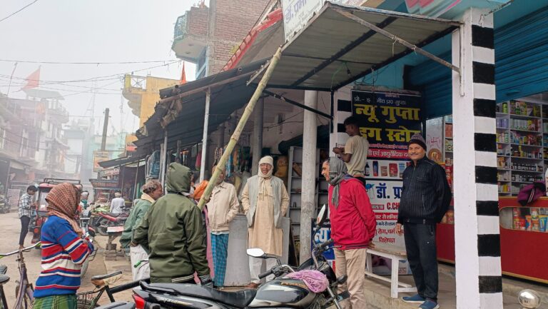 लाइन बाजार में पैमाइश होते ही सरकारी जमीन से अवैध कब्जा हटाने लगे लोग
