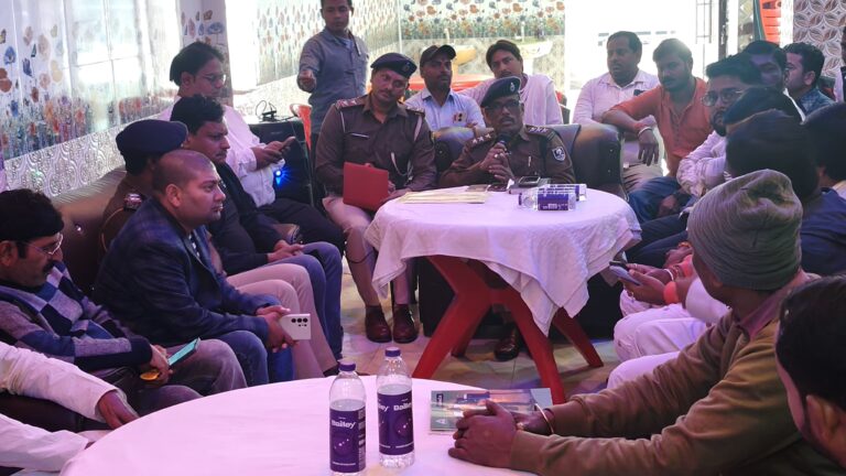 बढ़ती आपराधिक घटनाओं, चोरी, नशाखोरी व यातायात व्यवस्था को लेकर प्रशासन व व्यापारियों की हुई बैठक