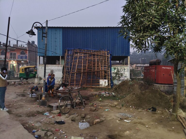 नोटिस मिलने से हड़कंप, दुकानदारों ने प्रतिष्ठान हटाना किया शुरू