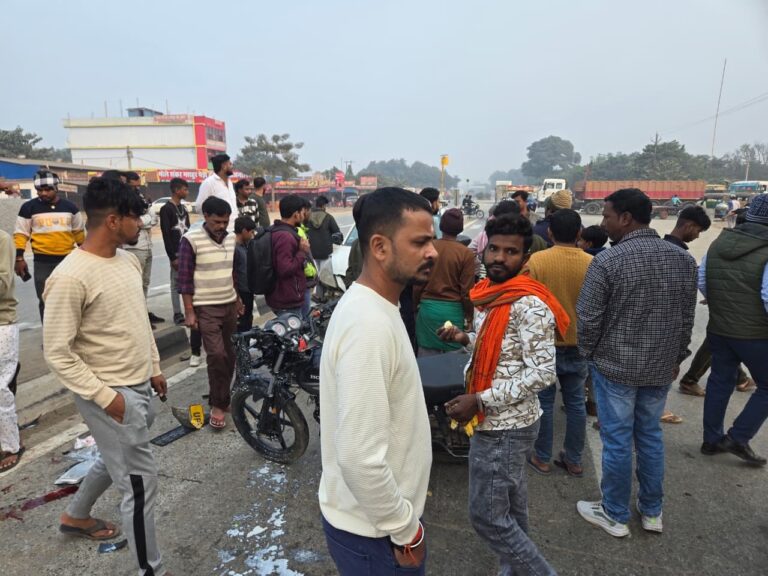 तेज रफ्तार बाइक कार से भिड़ी, बाइक सवार रेफर