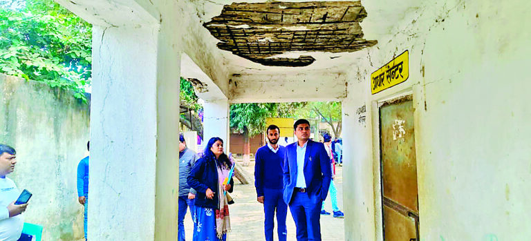 डीडीसी ने किया प्रखंड कार्यालय का निरीक्षण, अव्यवस्थाओं पर जतायी नाराजगी