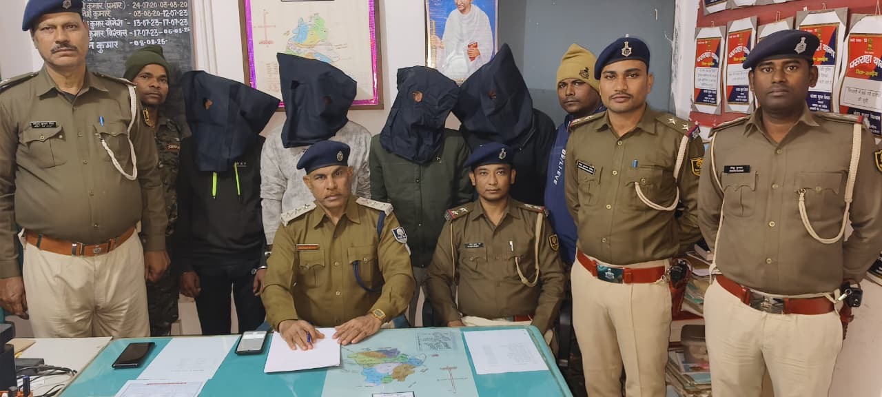 पसराहा में डकैती की योजना बना रहे चार युवक पिस्तौल के साथ गिरफ्तार