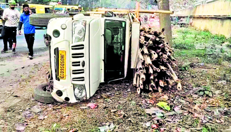Jamshedpur News : स्टेशन के पास चेकिंग के दौरान पिकअप वैन पलटा