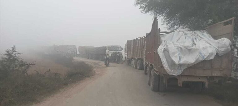 ट्रेलर में खराबी आने से छांव रोड में लगा जाम