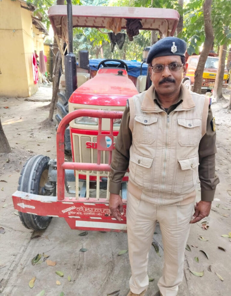थानाध्यक्ष ने अवैध बालू लदे ट्रैक्टर को किया जब्त
