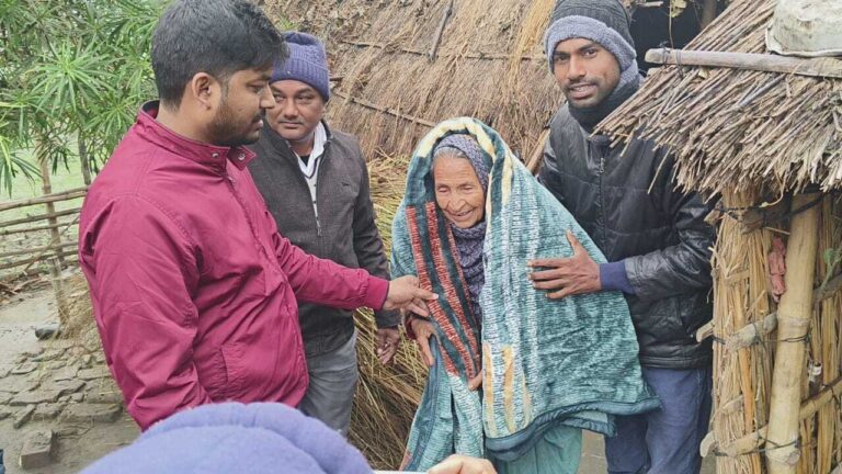 पंचदेवरी में बीडीओ ने बांटा कंबल, जरूरतमंदों के खिल उठे चेहरे