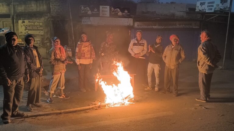 Giridih News : घने कोहरे और सर्द हवाओं से ठिठुरा गिरिडीह