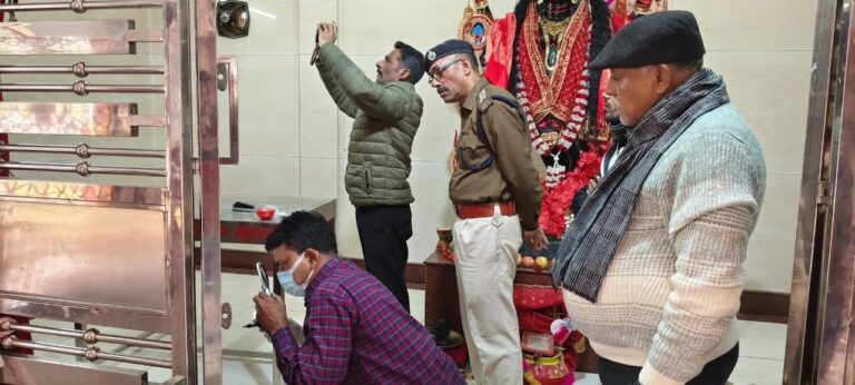 काली मंदिर में चोरी, फॉरेंसिक टीम को मिला 16 एमएम का  रॉड