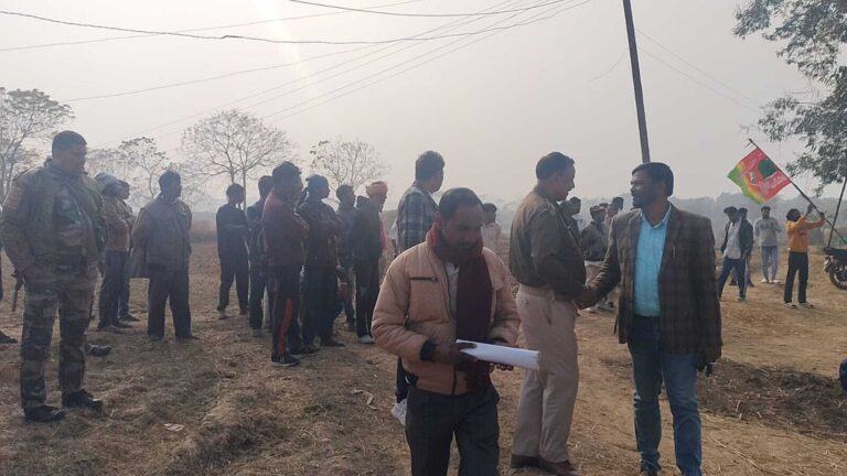 पाली गांव में दो समुदायों में बढ़ा तनाव, पुलिस ने सुलझाया मामला