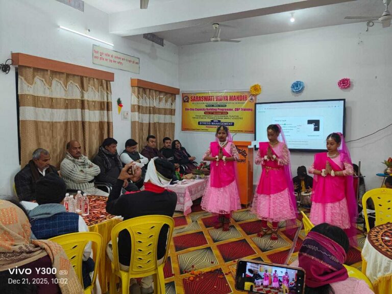 सरस्वती विद्या मंदिर में  क्षमता निर्माण प्रशिक्षण में तनावमुक्त विषय पर चर्चा