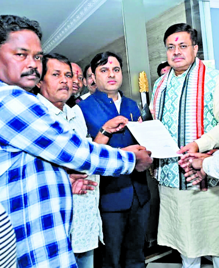 Jharsuguda News : धान बिक्री की अव्यवस्था दूर करने की मांग, मंत्री को सौंपा ज्ञापन