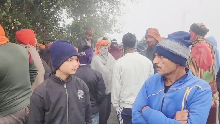 अनियंत्रित होकर पलटा ट्रैक्टर, दबने से चालक सहित दो की मौत