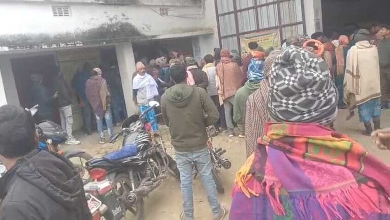 बिस्कोमान गोदाम में यूरिया के लिए मारामारी