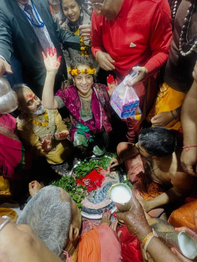 Deoghar News : बाबा बैद्यनाथ की शरण में कंगना रनौत, कहा : बाबा का दर्शन का धन्य हो गयी