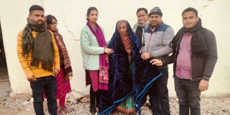 प्रधानाध्यापक व शिक्षकों ने जरूरतमंद के बीच कंबल का वितरण