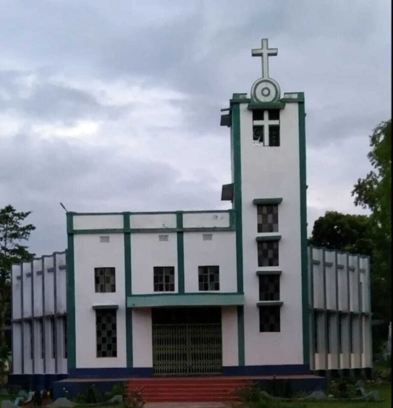 क्रिसमस के लिए सजने लगे चर्च, घरों पर कार्यक्रम के लिए खरीदारी भी शुरू