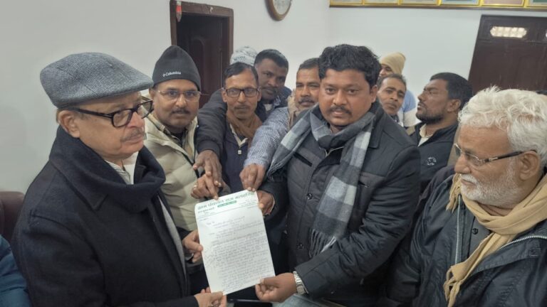 मुखिया ने सांसद को विकास कार्य को लेकर सौंपा ज्ञापन